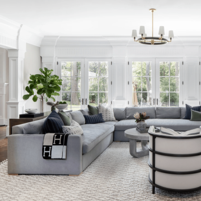 Γκρι καναπές: 5 designer-approved βήματα για να πετύχετε το απόλυτο styling