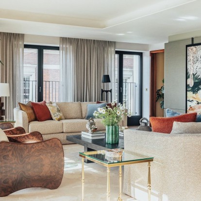 Ένα φωτεινό διαμέρισμα στο Λονδίνο ενσωματώνει μοναδικά τη μοντέρνα τέχνη στους χώρους του