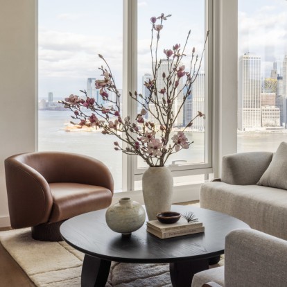 Ένα διαμέρισμα γεμάτο φως στο Brooklyn έχει μετατραπεί σε ένα περιβάλλον που αντανακλά την κομψότητα