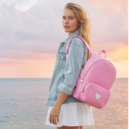 To brand με travel essentials, το οποίο δίνει fun τόνο στον τρόπο που ταξιδεύουμε