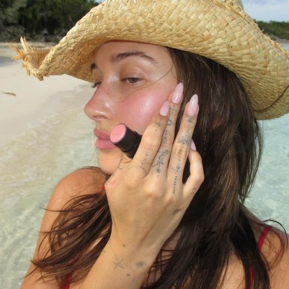 Τα "Strawberry Milk" νύχια της Hailey Bieber είναι το τέλειο ανοιξιάτικο manicure