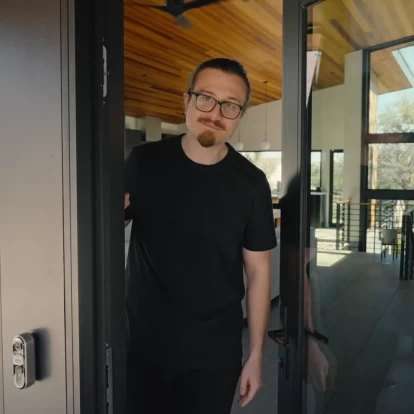 Περιηγηθείτε στο μινιμαλιστικό σπίτι του Joshua Weissman στο Τέξας