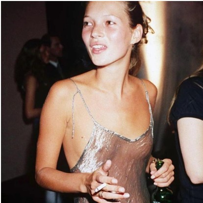 Το iconic naked dress της Kate Moss είναι επισήμως προς πώληση