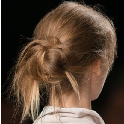 Low messy bun: Πώς να κάνετε master το πιο περιζήτητο hairstyle