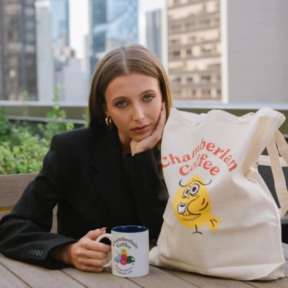 Η Emma Chamberlain μετέτρεψε τα Youtube views σε ένα επιτυχημένο coffee brand με την υπογραφή της