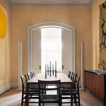 Μια κατοικία στο Brooklyn αντλεί έμπνευση από το γραφείο του Yves Saint Laurent στο Παρίσι