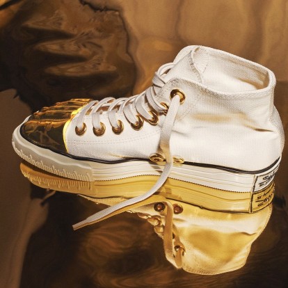Η Schiaparelli δημιούργησε για πρώτη φορά ένα sneaker για τον οίκο