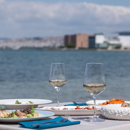 Καλοκαιρινά ραντεβού με θέα τη θάλασσα στον απόλυτο γαστρονομικό προορισμό της Θεσσαλονίκης 