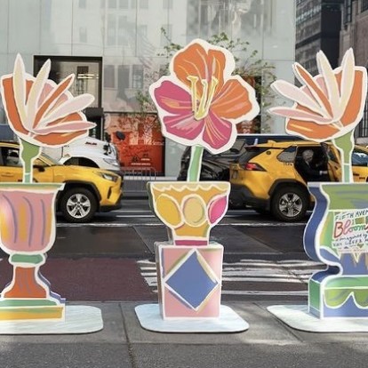  H Van Cleef & Arpels ζωντανεύει τη Fifth Avenue με floral εγκαταστάσεις που εντυπωσιάζουν