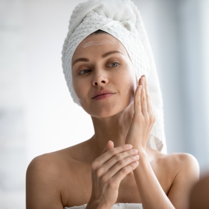 Clogged pores: Οι πιο αποτελεσματικοί τρόποι να ξεφορτωθείτε τους πόρους και τα μαύρα στίγματα