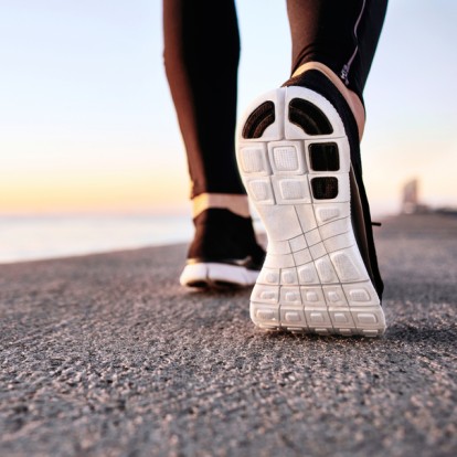 Retro Walking: Τα σημαντικά οφέλη για την υγεία που προσφέρει το περπάτημα προς τα πίσω