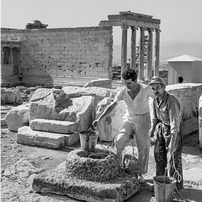 «Χαίρε Ξένε Στη Χώρα των Ονείρων»: Η νέα έκθεση στο Μουσείο Ακρόπολης που φέρνει στο επίκεντρο τη μεταπολεμική Ελλάδα