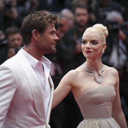 Οι συμπρωταγωνιστές Anya Taylor-Joy και Chris Hemsworth απαντούν στις πιο hot ερωτήσεις του διαδικτύου