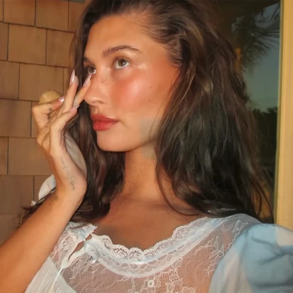 Η Hailey Bieber παρουσιάζει το ανανεωμένο peachy & beachy makeup που θα επιλέγει όλο το καλοκαίρι