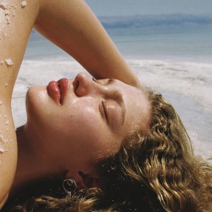 Salt Water: Πώς επηρεάζει το θαλασσινό νερό τα μαλλιά σας