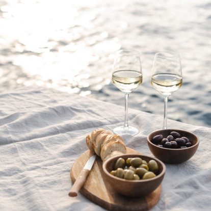 6 ελληνικά κρασιά που αγαπάμε το καλοκαίρι και τα πιάτα της Μεσογείου με τα οποία τα συνδυάζουμε 