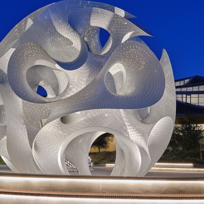 Το installation 'The Orb' της Google προσφέρει χώρο για περισυλλογή και επικοινωνία στα γραφεία της στην California 