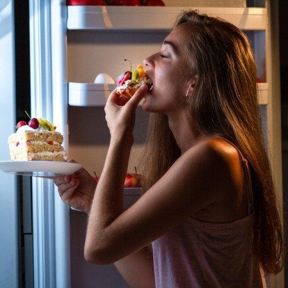 Γιατί πεινάμε πάντα το βράδυ - και ποιες είναι οι ιδανικές τροφές για snacking 
