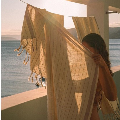 15+1 πετσέτες θαλάσσης που θα τελειοποιήσουν τα beach look σας