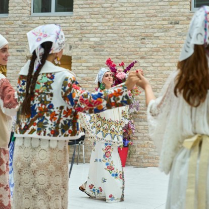 Η συλλογή "Folklore" επιδιώκει να τιμήσει την ελληνική καταγωγή της συνιδρύτριας του brand Rianna + Nina