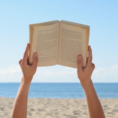 By the sea: 10 βιβλία που διαβάζουμε δίπλα στο κύμα 