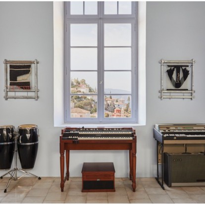 Ένα ιστορικό αρχοντικό της Ύδρας μεταμορφώνεται σε gallery με αφορμή τα 100 χρόνια κοινής ιστορίας του με τη Soutzoglou Carpets
