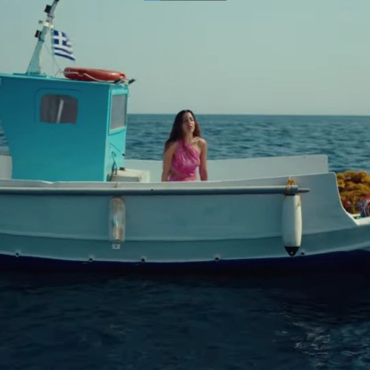 Μαρίνα Σάττι: Η τραγωδία της Μεσογείου στο νέο της video clip, το ηχηρό μήνυμα και η συγκινητική αφιέρωση στον πατέρα της