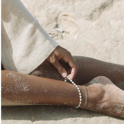 Anklets are back: Τα πιο κομψά βραχιόλια για το πόδι για να επιλέξετε φέτος το καλοκαίρι