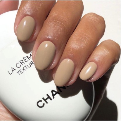 Τα Coconut Nails είναι η πιο chic τάση νυχιών που υιοθετούμε αυτόν τον Αύγουστο 