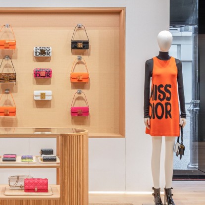 Η Miss Dior άνοιξε ένα extra stylish pop-up στο Harrods για τον Αύγουστο
