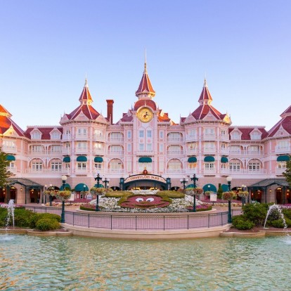 Το ανακαινισμένο Disneyland Hôtel έχει σουίτες εμπνευσμένες από τους αγαπημένους σας χαρακτήρες και ένα ολοκαίνουριο family spa 