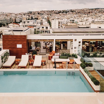 Ennea Rooftop Bar: Εκεί που δίνουμε τα καλοκαιρινά μας ραντεβού στη Θεσσαλονίκη 