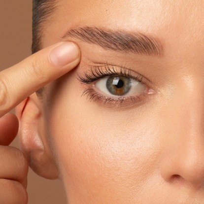 Thick eyebrows: Πώς να τα αποκτήσετε φυσικά και με μακιγιάζ
