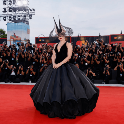 Venice Film Festival: Η Lady Gaga εντυπωσίασε στο κόκκινο χαλί με τη Dior δημιουργία της