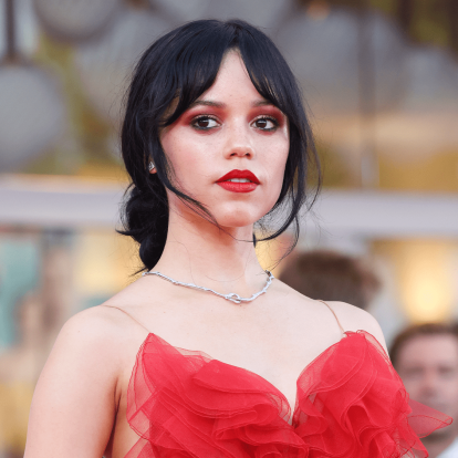 Δείτε την Jenna Ortega ετοιμάζεται για το Venice Film Festival 