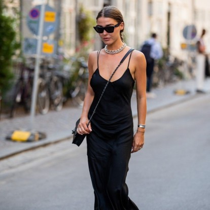 Το slip dress επέστρεψε: Πώς θα εντάξετε στις εμφανίσεις σας το αγαπημένο κομμάτι των fashionistas 