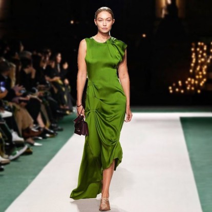 PFW: H Victoria Beckham ξεπέρασε για ακόμα μια φορά τα όρια της και εντυπωσίασε στο Παρίσι