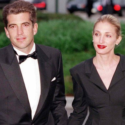 3 iconic pieces της Carolyn Bessette-Kennedy θα δημοπρατηθούν από τον οίκο Sotheby's