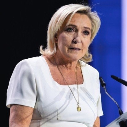 Στο εδώλιο η Marine Le Pen: Η ηγέτιδα της γαλλικής ακροδεξιάς βρίσκεται αντιμέτωπη με σοβαρές κυρώσεις