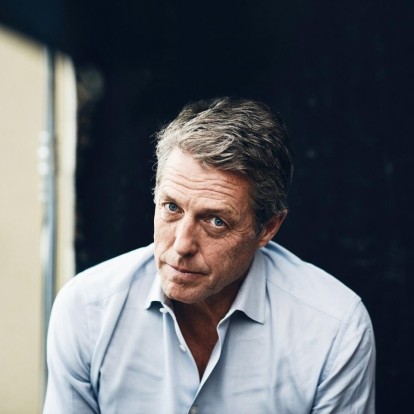 Ο Hugh Grant βλέπει ξανά σκηνές από τις πιο iconic ταινίες του