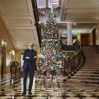 Christmas in London: Ο Paul Smith μεταμορφώνει το Claridge’s σε έναν φανταστικό κόσμο γεμάτο χρώματα