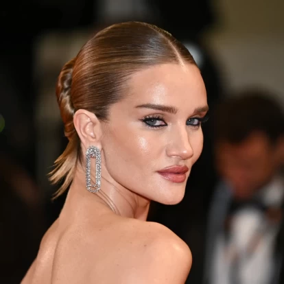 Δείτε τη Rosie Huntington-Whiteley να στολίζει το χριστουγεννιάτικο δέντρο της