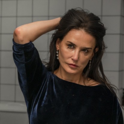 Demi Moore: Διεκδικεί τη Χρυσή Σφαίρα για τη συγκινητική της ερμηνεία στο «The Substance»