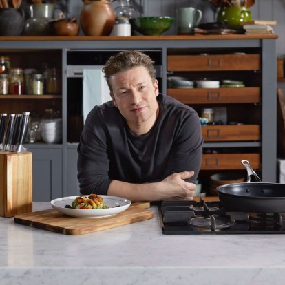 O Jamie Oliver παρουσιάζει δέκα κορυφαίες συνταγές για το 2025