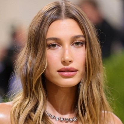 Η facialist της Hailey Bieber αποκαλύπτει τους «χρυσούς» κανόνες της για red carpet επιδερμίδα 