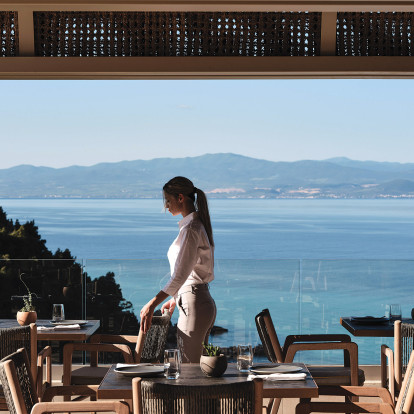 Ένα high-end σκηνικό απόλαυσης στη Χαλκιδική με φόντο τη φύση και το φως