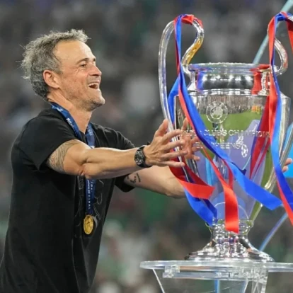 Luis Enrique: Γιατί όλος ο κόσμος σήμερα υποκλίνεται στον Ισπανό προπονητή της Paris Saint-Germain;