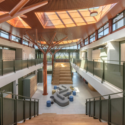 Το Pinewood επέστρεψε και επίσημα στο campus του Κολλεγίου Ανατόλια, θέτοντας σύγχρονους κανόνες στο design 