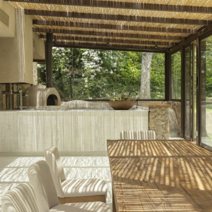 Μια nature-inspired κατοικία στη Βραζιλία γίνεται «ένα» με το καταπράσινο τοπίο γύρω της
