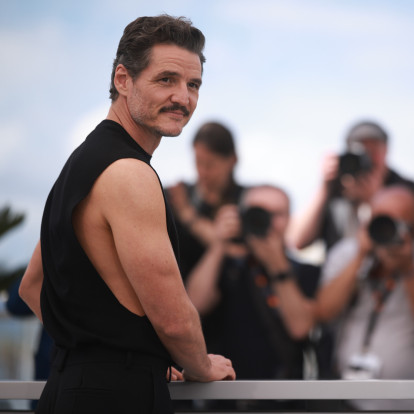Από τη Χιλή στο Hollywood: Πώς ο Pedro Pascal εξελίχθηκε στον πιο stylish αντιήρωα που γυναίκες και άντρες θαυμάζουν